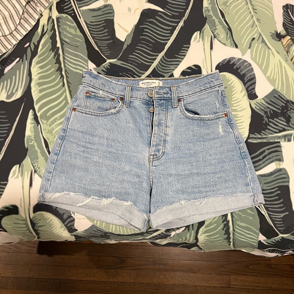 Abercrombie 7” high-rise dad short